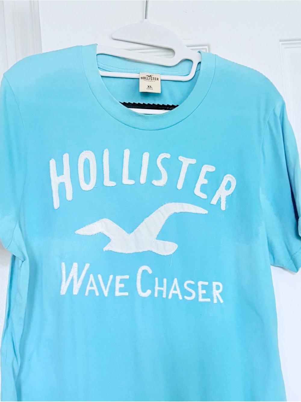 Hollister Turquoise Tee with White Tag Logo WAVE CHASER - organic soft cotton